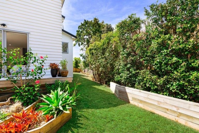 Photo of property in 2/19 Limmer Place, Browns Bay, Auckland, 0632