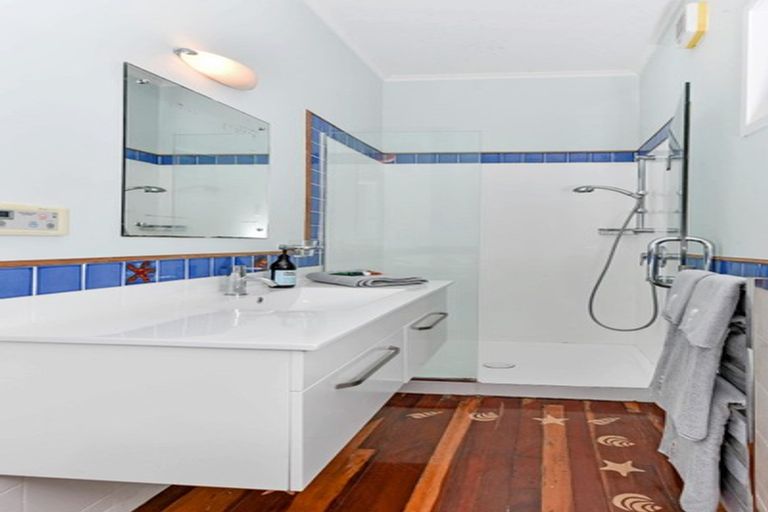 Photo of property in 1/2 Merwood Lane, Devonport, Auckland, 0624