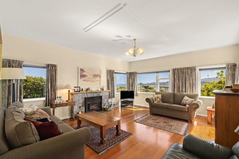 Photo of property in 70 Nevay Road, Karaka Bays, Wellington, 6022