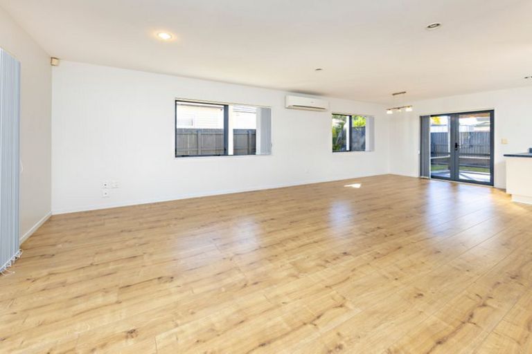 Photo of property in 2 Braeburn Place, Takanini, 2112