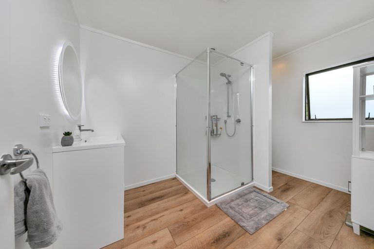 Photo of property in 2/77 Atkinson Road, Titirangi, Auckland, 0604