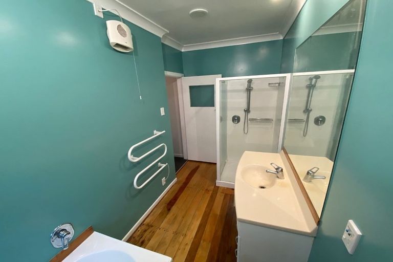 Photo of property in 3 Salford Street, Newlands, Wellington, 6037