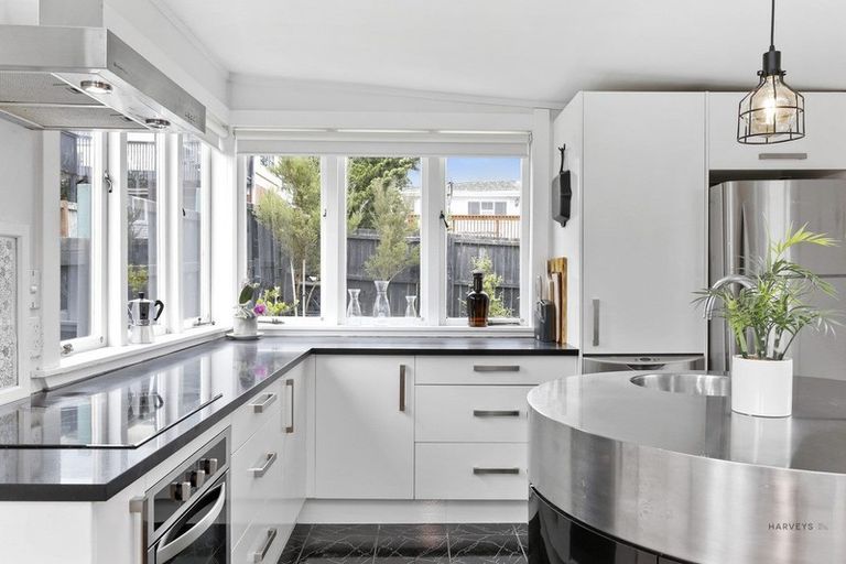 Photo of property in 4 Bowers Road, Glen Eden, Auckland, 0602