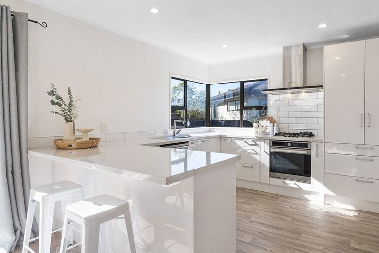 Photo of property in 18 Suzanne Grove, Kelvin Grove, Palmerston North, 4414