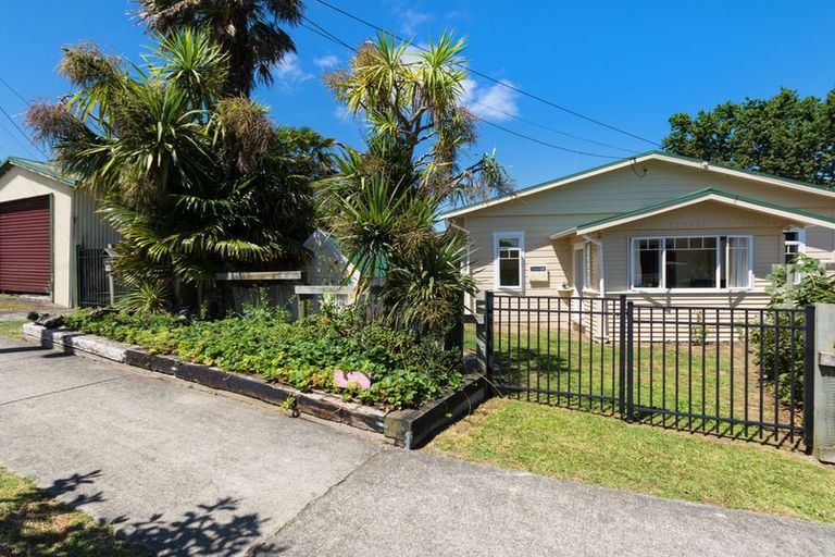Photo of property in 17 Carlton Road, Pukekohe, 2120