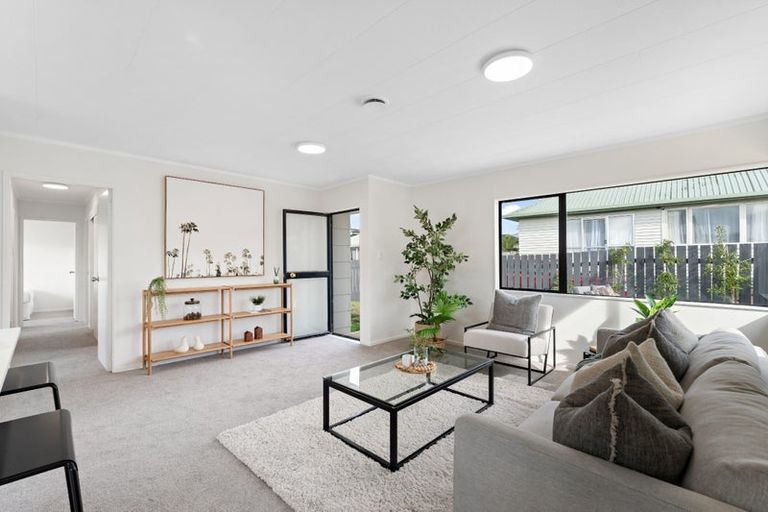 Photo of property in 2/7 Rewarewa Road, Te Atatu Peninsula, Auckland, 0610