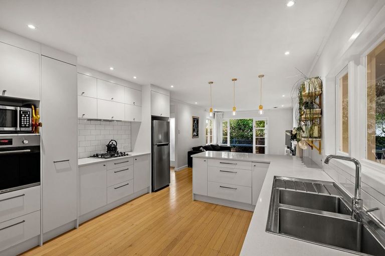 Photo of property in 9 Devon Street, Te Atatu South, Auckland, 0610