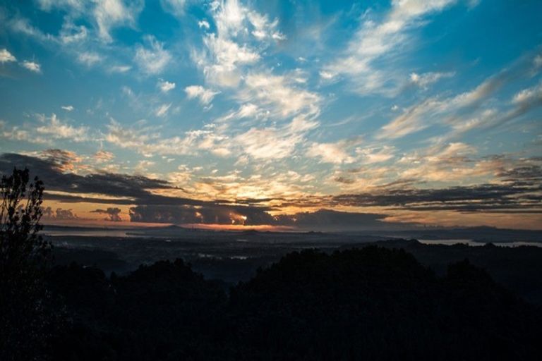 Photo of property in 440 Scenic Drive, Waiatarua, Auckland, 0612