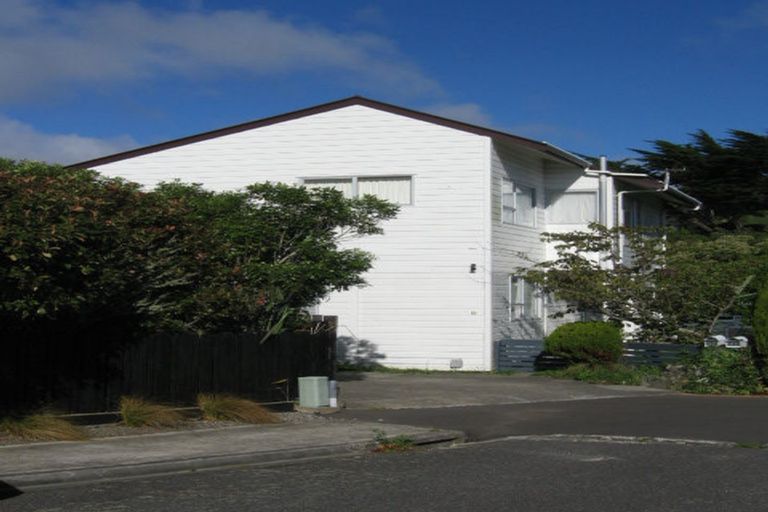 Photo of property in 13b Kingsbridge Place, Newlands, Wellington, 6037