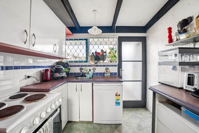 Photo of property in 2/9 Poinsettia Place, Henderson, Auckland, 0610