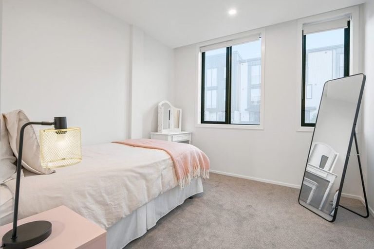 Photo of property in 10/19 Windlass Street, Long Bay, Auckland, 0630