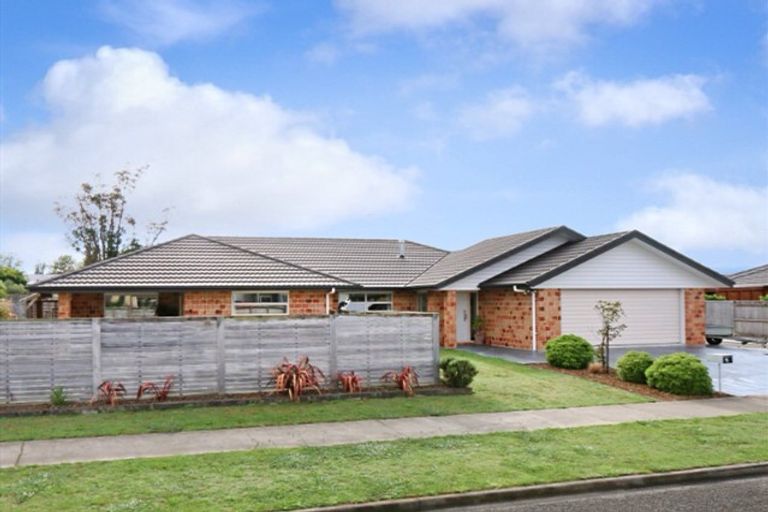 Photo of property in 4 Galea Grove, Kelvin Grove, Palmerston North, 4414