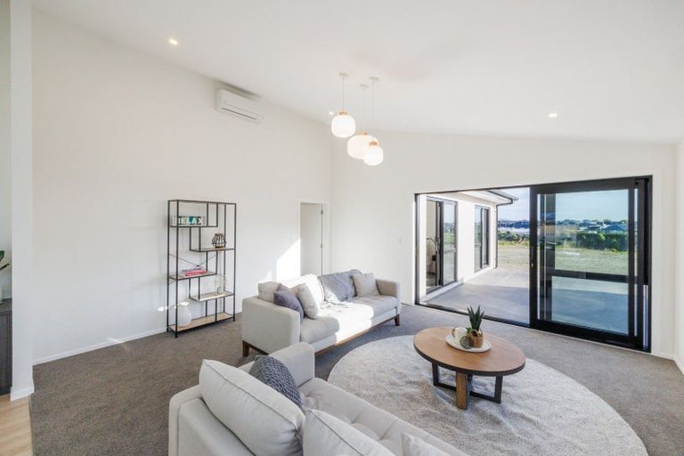 Photo of property in 75 Atlantic Drive, Fitzherbert, Palmerston North, 4410