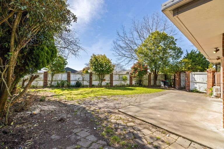 Photo of property in 13 Broadfell Avenue, Avonhead, Christchurch, 8042