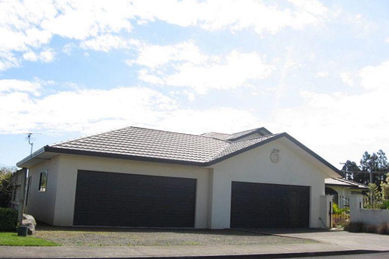 Photo of property in 2 Royal Heights, Glen Avon, New Plymouth, 4312