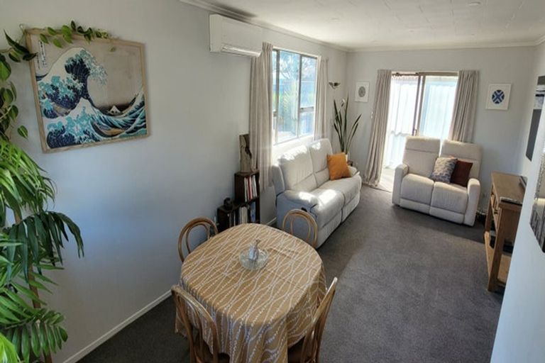 Photo of property in 2 Goldie Place, Waikanae Beach, Waikanae, 5036