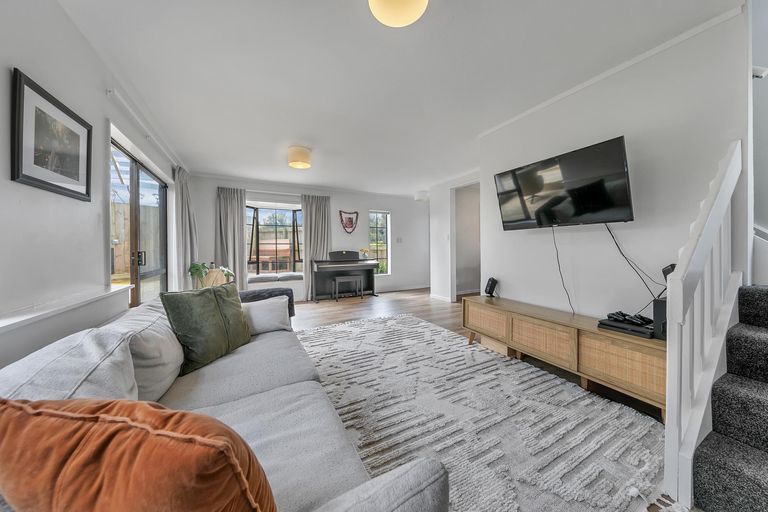 Photo of property in 2/77 Atkinson Road, Titirangi, Auckland, 0604