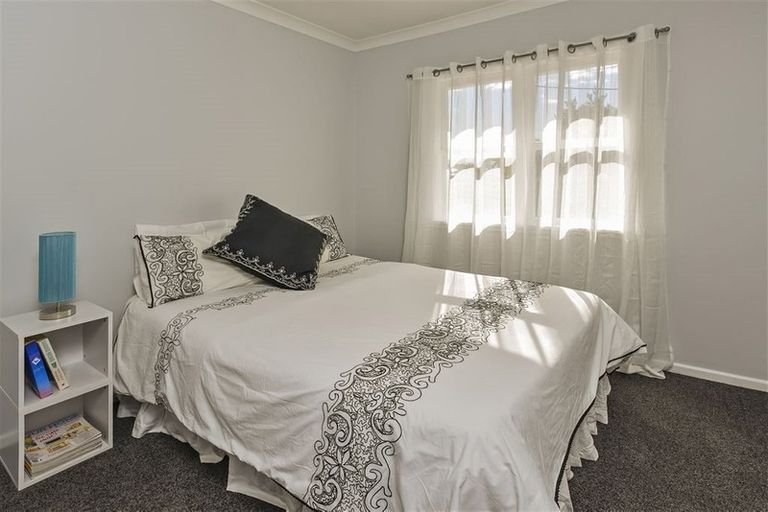 Photo of property in 2/284 East Coast Road, Forrest Hill, Auckland, 0620