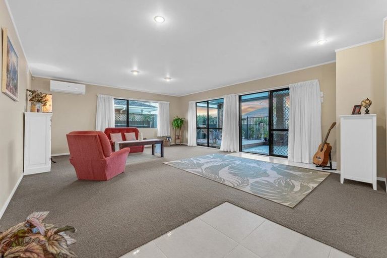 Photo of property in 1/46 Westpark Drive, West Harbour, Auckland, 0618