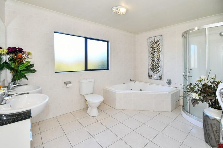 Photo of property in 106 Meadowland Drive, Somerville, Auckland, 2014