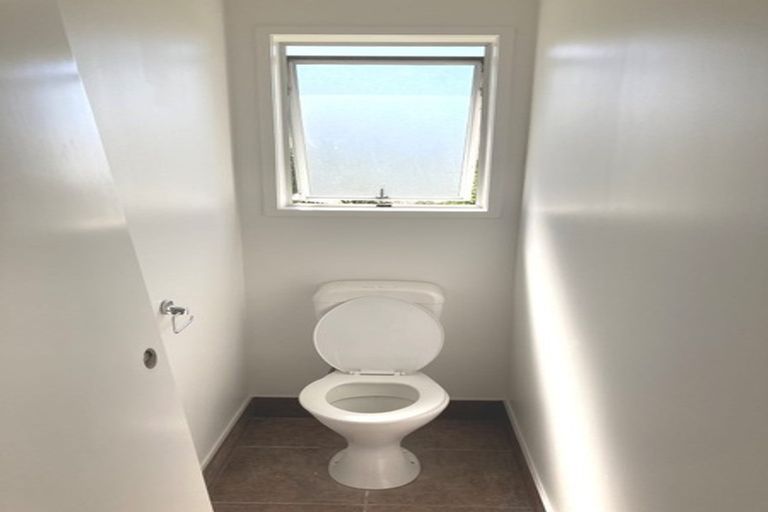 Photo of property in 1 Kayle Glen, West Harbour, Auckland, 0618