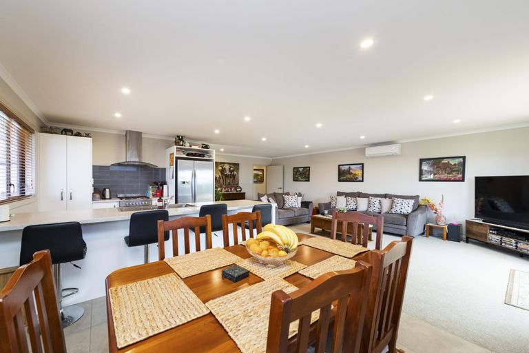 Photo of property in 34 Cyprus Place, Fitzherbert, Palmerston North, 4410