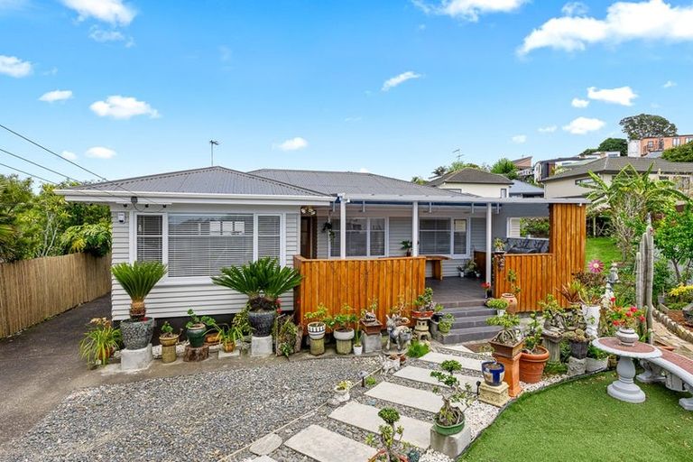Photo of property in 300 Wairau Road, Glenfield, Auckland, 0629