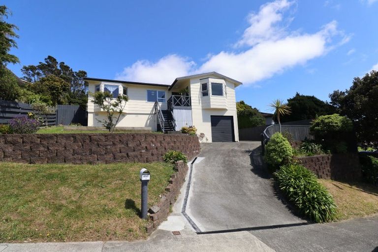 Photo of property in 3 Fernhaven Grove, Newlands, Wellington, 6037
