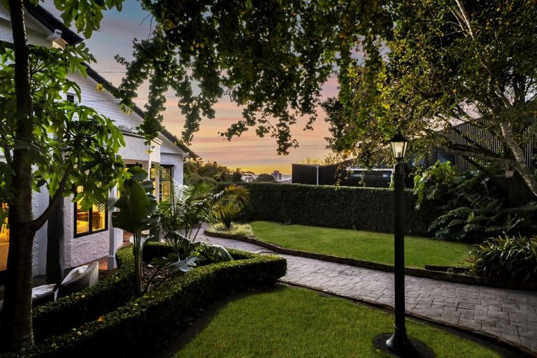 Photo of property in 18 Ridge Lane, New Plymouth, 4310