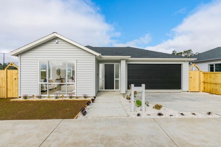 Photo of property in 16 Ropere Street, Kumeu, 0810