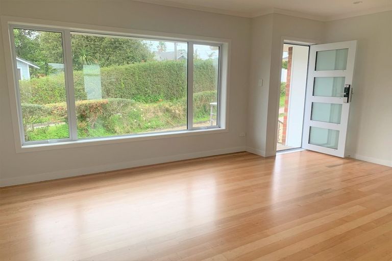 Photo of property in 2/300 Lake Road, Hauraki, Auckland, 0622