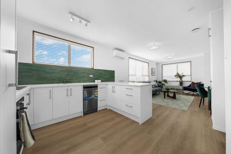 Photo of property in 2/52 Butterworth Drive, Glendene, Auckland, 0602