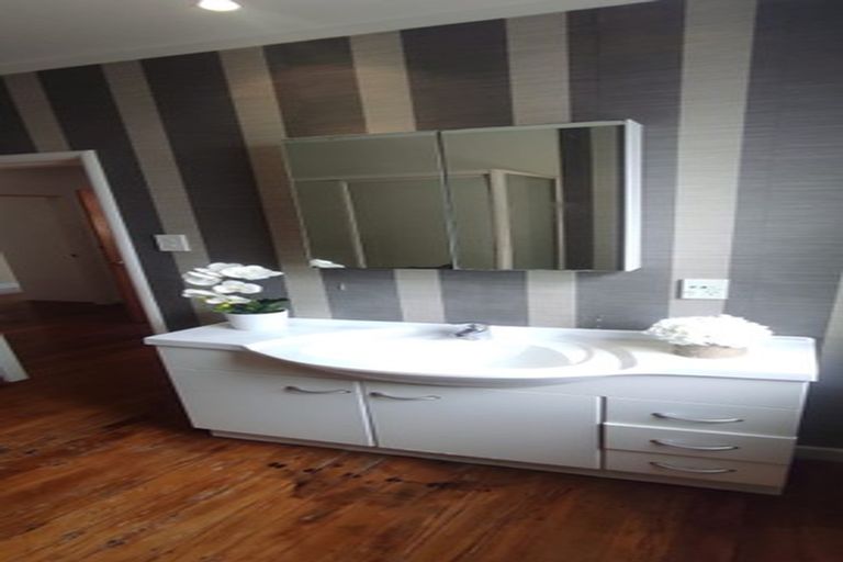 Photo of property in 24 Takutai Avenue, Bucklands Beach, Auckland, 2012