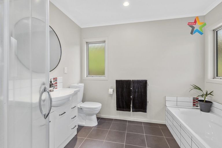 Photo of property in 10 Swain Grove, Riverstone Terraces, Upper Hutt, 5018