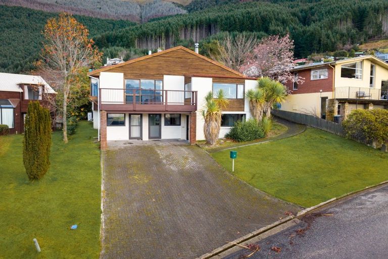 Photo of property in 8 Avalon Crescent, Fernhill, Queenstown, 9300