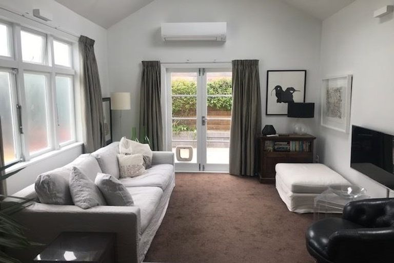 Photo of property in 92 Elizabeth Street, Mount Victoria, Wellington, 6011