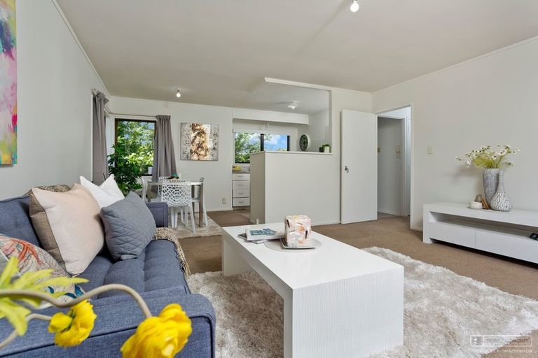 Photo of property in 2/106 Shifnal Drive, Randwick Park, Auckland, 2105