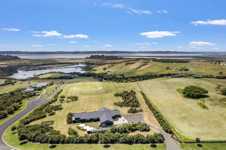Photo of property in 18 Kaipara Lake Road, South Head, Helensville, 0874