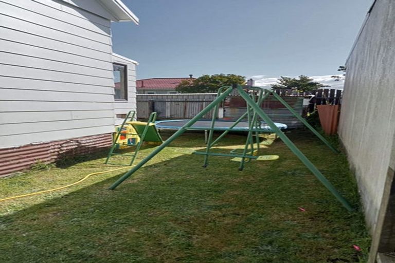 Photo of property in 5 Domett Street, Waitara, 4320