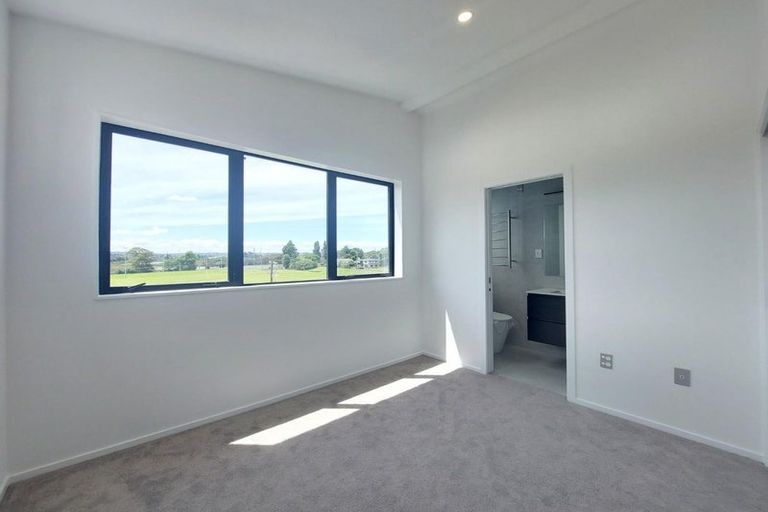 Photo of property in 1/122 Archibald Road, Kelston, Auckland, 0602