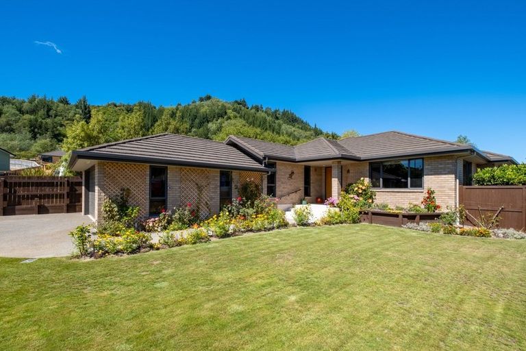 Photo of property in 26 Weka Place, Picton, 7220