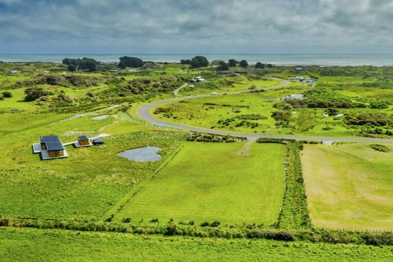 Photo of property in 89 Strathnaver Drive, Waikawa Beach, Manakau, 5573