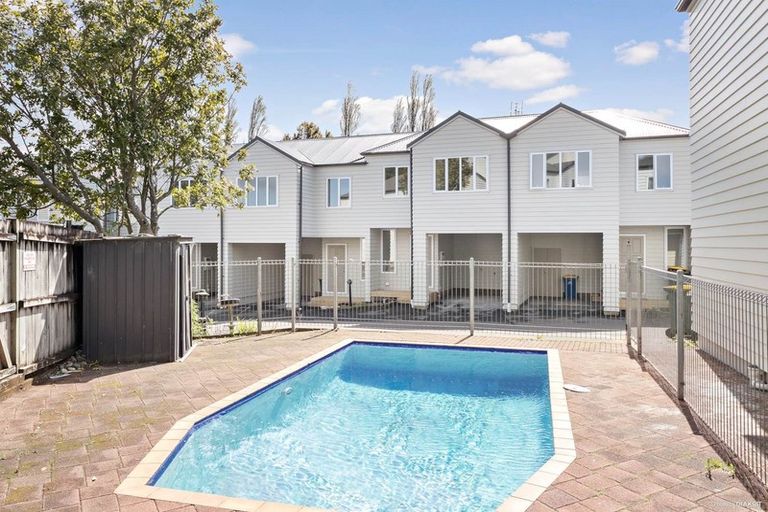 Photo of property in 11/30 John Jennings Drive, Oteha, Auckland, 0632