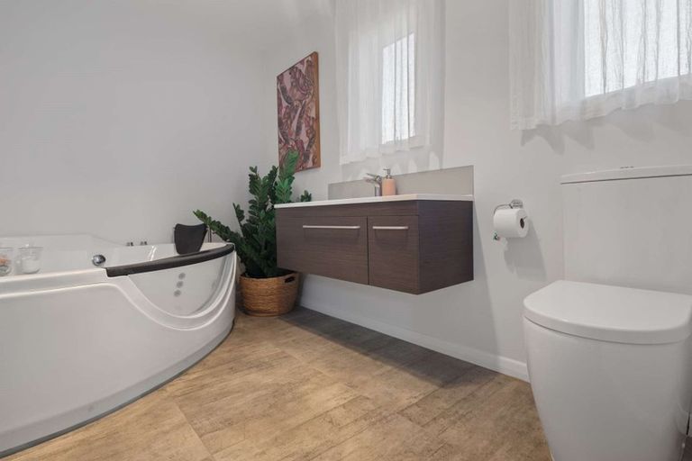 Photo of property in 35 Waione Avenue, Athenree, Waihi Beach, 3177