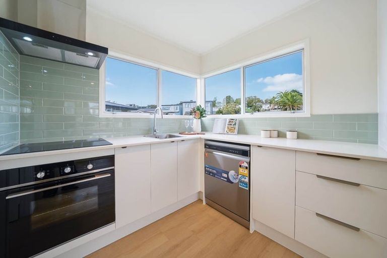 Photo of property in 1/20 Celeste Place, Totara Vale, Auckland, 0627