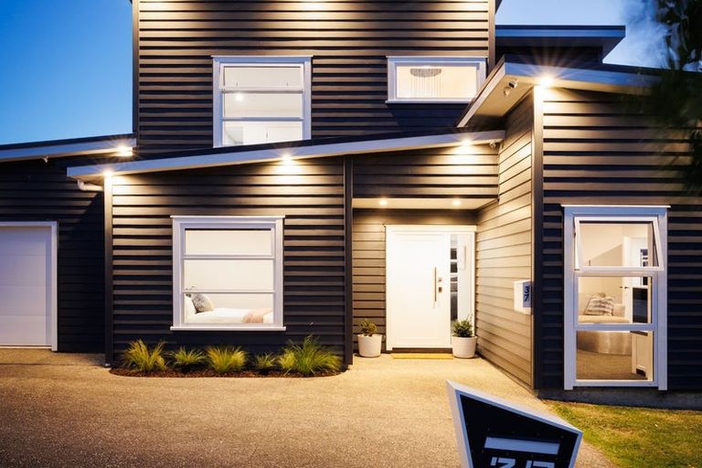 Photo of property in 37 Vaucluse Heights, Fitzherbert, Palmerston North, 4410