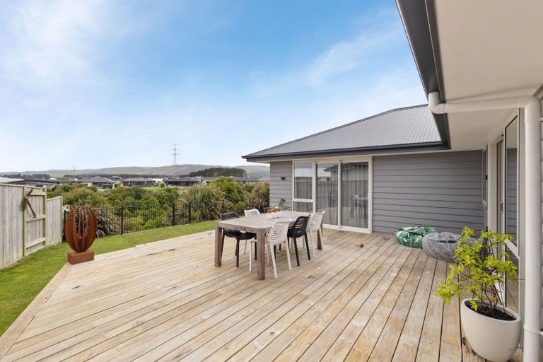 Photo of property in 1 Gibraltar Way, Fitzherbert, Palmerston North, 4410