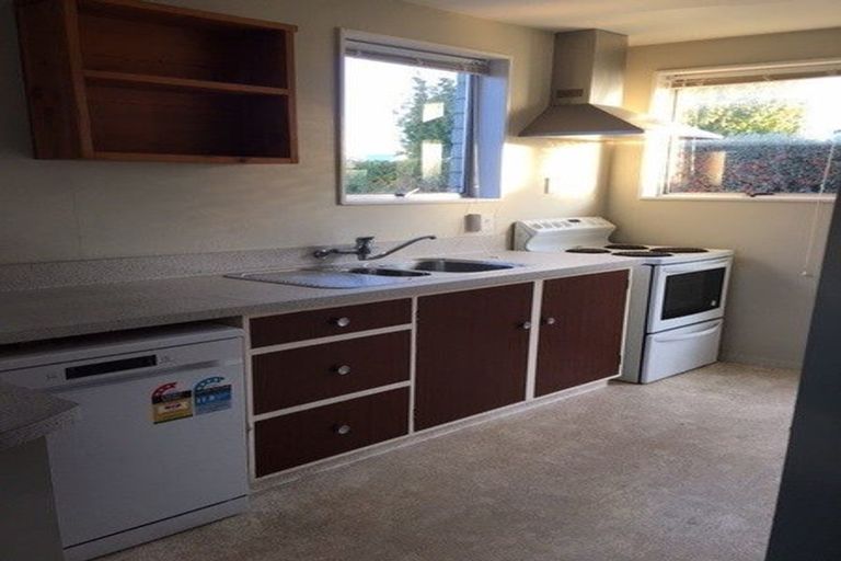 Photo of property in 2/109 Middlepark Road, Sockburn, Christchurch, 8042