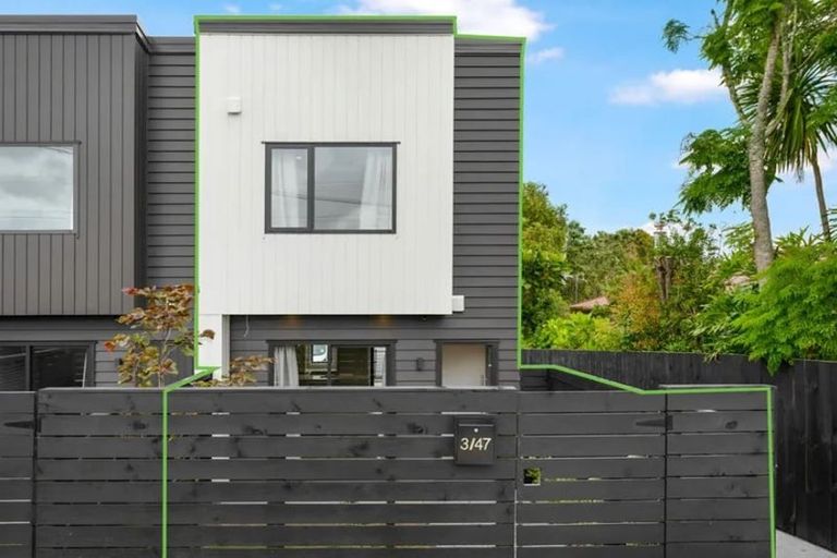 Photo of property in 3/47 Awaroa Road, Sunnyvale, Auckland, 0612