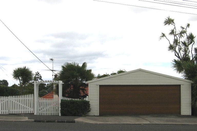 Photo of property in 153 Hinemoa Street, Birkenhead, Auckland, 0626